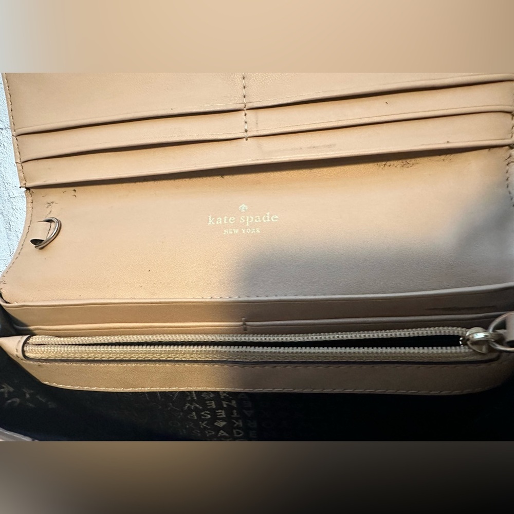 Kate Spade Wallet. - Picture 6 of 11